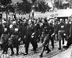 Camisas pretas na Marcha sobre Roma com Mussolini ao centro.