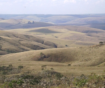 Foto de uma paisagem mostrando v&aacute;rios morros
