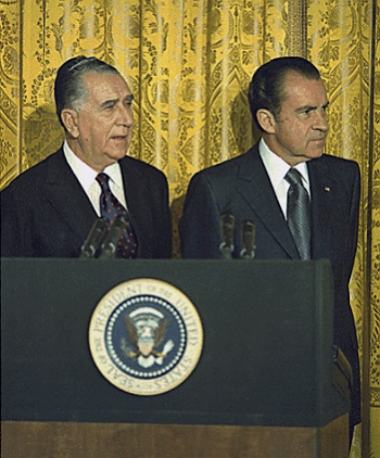 Médici e Nixon Médici ao lado do presidente dos EUA Richard Nixon