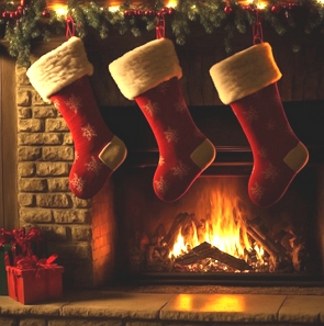 Imagem mostrando 3 meias de natal próximas a uma lareira com enfeites natalinos