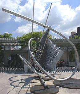 Memantra, escultura em aço de Frank Stella