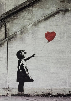 Pintura em muro de uma menina segurando um balão em formato de coração vermelho
