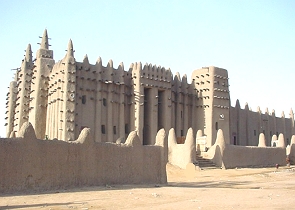 Foto de uma mesquita com torres e de cor marrom