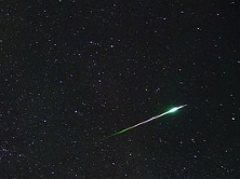 Foto de um meteorito no céu