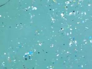 Párticulas de plástico nas águas do oceano