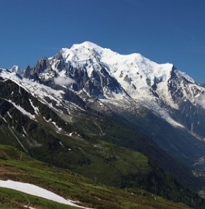 Monte Branco na França, montanha alta coberta por gelo na parte superior