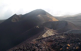 Foto do Monte Camarões, montanha de cor escura e sem vegetação