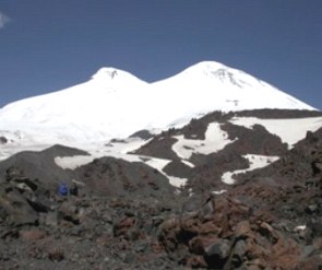 Foto do monte Elbrus coberto por gelo