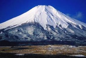 Foto do Monte Fuji no Japão, montanha coberta por neve