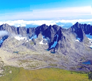 Foto dos Montes Urais, montanhas com presença de gelo no topo
