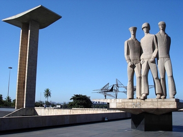 Monumento em homenagem aos brasileiros mortos em combate durante a Segunda Guerra Mundial Foto de 3 estátuas na cor cinza representando soldados.