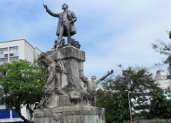 Monumento em homenagem ao abolicionista Joaquim Nabuco.