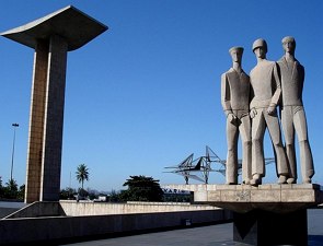 Foto de 3 estátuas na cor cinza representando soldados.