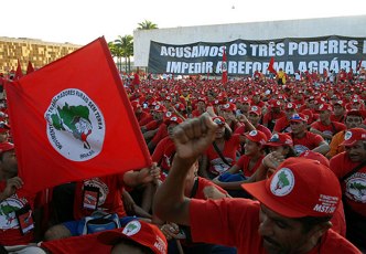 Foto de uma manifestação social do MST (Movimento dos Trabalhadores Rurais sem Terra)