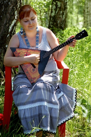 Mulher russa tocando uma balalaica