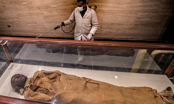 múmia egípcia Múmia egípcia num sarcófago aberto