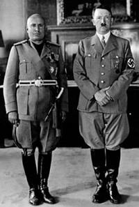 Os dois líderes nazifascistas Mussolini e Hitler.
