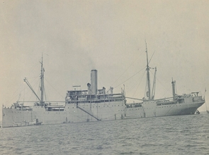 Foto em preto e branco mostrando um grande navio de guerra brasileiro