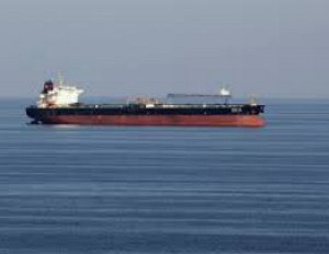 Navio petroleiro passando pela região do Estreito de Ormuz Foto de um grande navio petroleiro passando pela região do Estreito de Ormuz