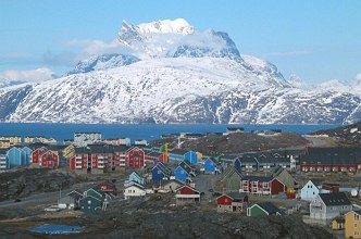 Nuuk Vista da cidade de Nuuk com montanha coberta por gelo ao fundo