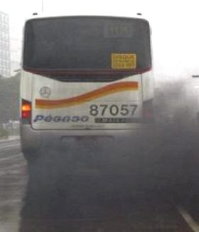 Ônibus soltando fumaça escura