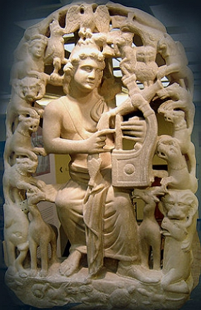 Escultura de Orfeu tocando lira e cercado por feras