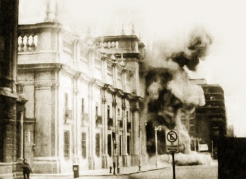 Palácio de La Moneda Palácio de La Moneda sendo bombardeado no Golpe Militar de 1973