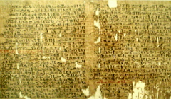 Fragmento de papiro original com escrita egípcia