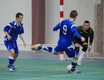 Foto mostrando uma partida de futsal