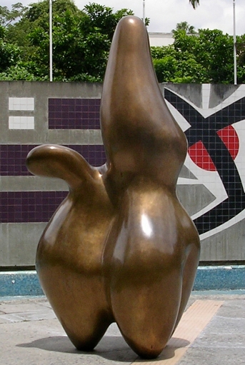 Foto da escultura Pastor de Nuvens de Hans Arp