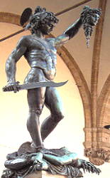 Estátua do herói grego Perseu com a cabeça da Medusa na mão