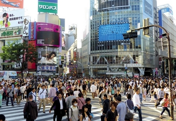 Foto mostrando muitas pessoas numa rua de T&oacute;quio no Jap&atilde;o