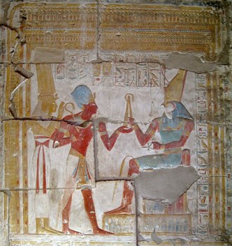 Pintura egípcia retratando o faraqó Seti diante de Hórus