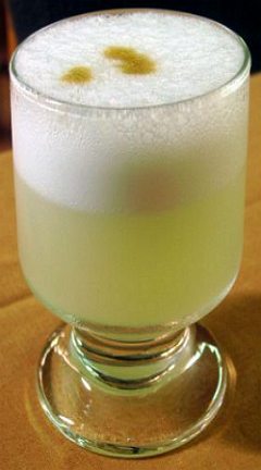 Copo com a bebida peruana pisco sour