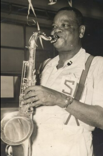Pixinguinha Foto de Pixinguinha tocando saxofone
