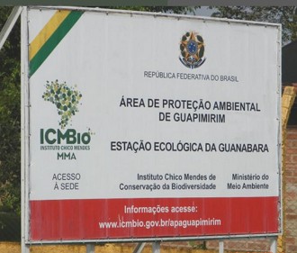 Placa indicando área de proteção ambiental