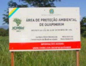 Placa indicando área de proteção ambiental