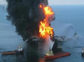 Foto de uma plataforma de petróleo marinha pegando fogo após uma explosão.