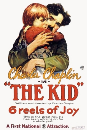 Poster de um filme mostrando Chaplin abraçado em um menino