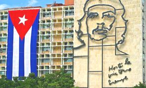 Foto de um prédio da Praça da Revolução em Havana com imagem de Che Guevara