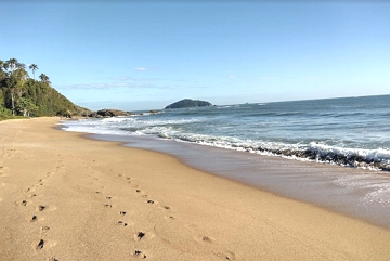 Praia de Santa Catarina Praia mostrando areia, ondas e montanhas ao fundo