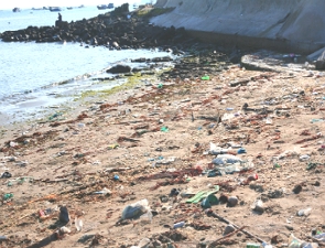 Praia com presença de lixo marinho nas areias
