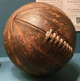 Foto da primeira bola de Basquete da história
