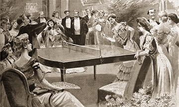 Primórdios do tênis de mesa Imagem antiga mostrando mulheres jogando tênis de mesa num salão com muitas pessoas.