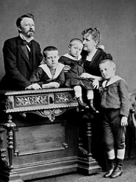 Foto mostrando a princisa Isabel com marido e três filhos