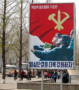 Cartaz de propaganda socialista numa rua da Coreia do Norte