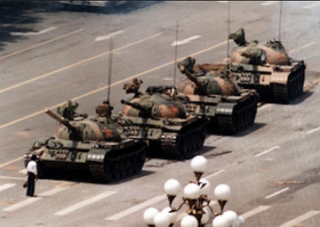 Protesto da Praça da Paz Celestial. Jovem chinês em frente aos tanques de guerra da China no protesto da Praça da Paz Celestial.