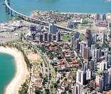 Vista aérea de uma cidade com praia