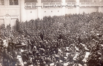 Reunião dos Sovietes Foto antiga mostrando uma reunião com muitas pessoas