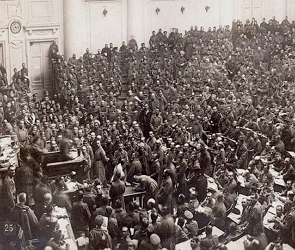 Foto antiga mostrando uma reunião com muitas pessoas